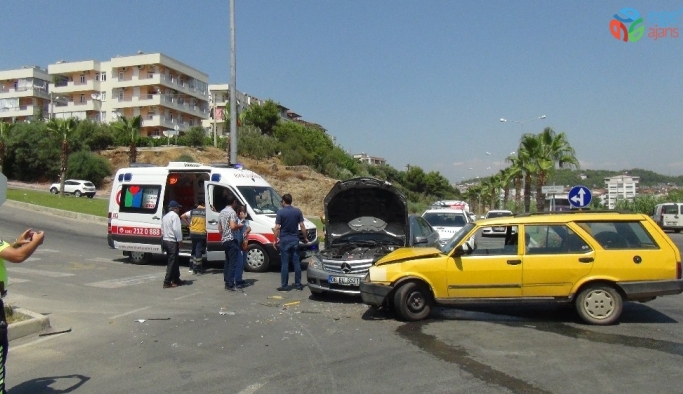Manavgat’ta otomobiller çarpıştı: 4 yaralı