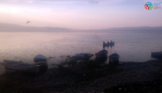 Marmara Gölü’nde tekne alabora oldu: 3 kişi kurtarıldı, 2 kişi kayıp