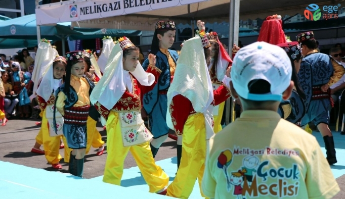 Melikgazi Belediyesi’nden festival havasında yaz okulu kapanış programı