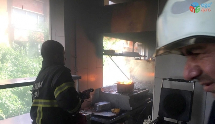 Mutfak yangını binaya sıçramadan söndürüldü