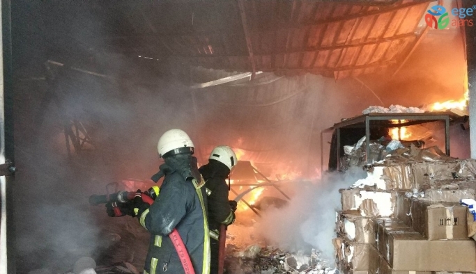 Samsun’da iş yeri alev alev yanıyor
