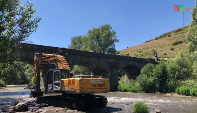 Tarihi Taş Köprünün onarımı yapılıyor