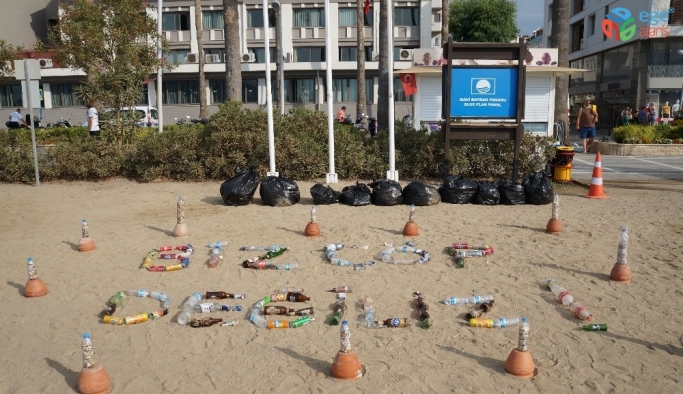 Topladıkları atıklardan “Biz çöp değiliz” yazıp, plajda sergilediler