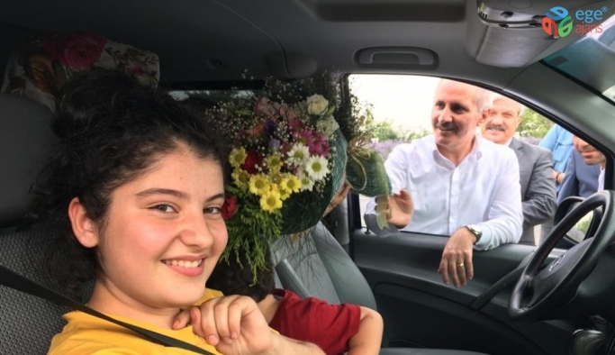 Vali Meral, gurbetçi vatandaşları çiçeklerle karşıladı
