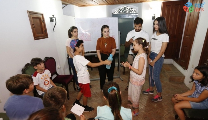 Yurt dışından gelen öğrenciler İzmirli öğrencilere İngilizce öğretiyor