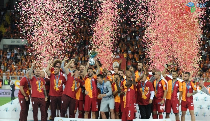 2019 TFF Süper Kupa’nın Şampiyonu Galatasaray kupayı kaldırdı