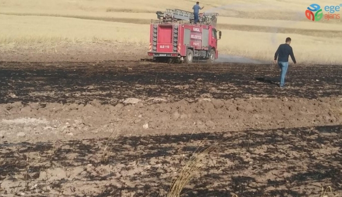 70 dönüm ekibi buğday tarlası yandı