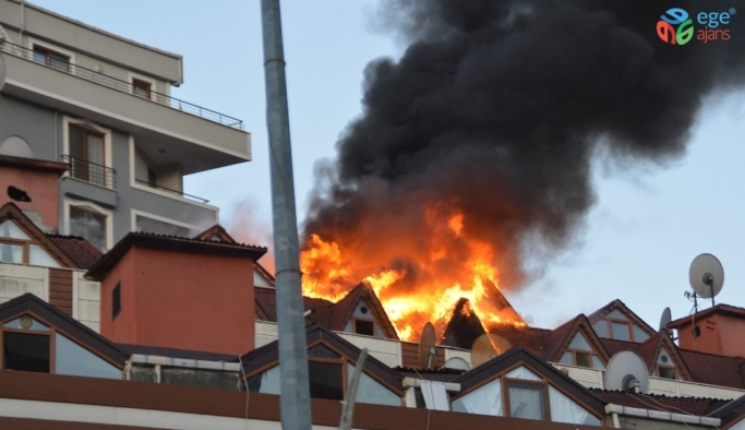 9 katlı binanın çatı katı alev alev yandı