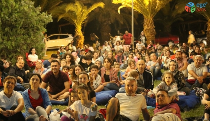 Akhisar Belediyesi açık hava sinema günleri keyifli geçiyor