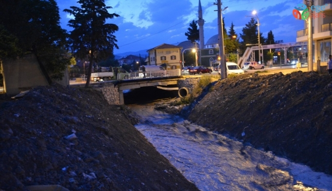 Antalya’da ceviz büyüklüğünde dolu yağdı