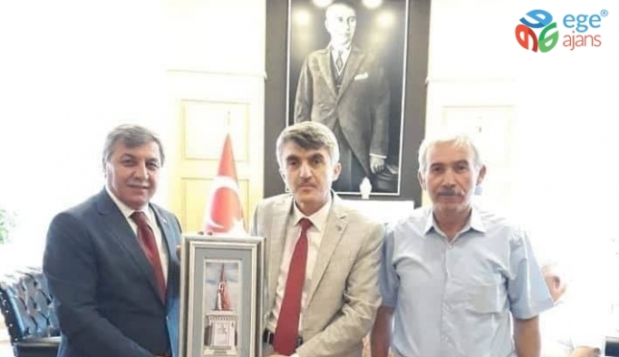 Başkan Arif Teke Rektör Prof.Dr. Kazım Uysal’a el yapımı tablo hediye etti