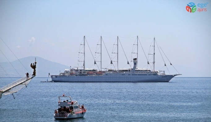 Dünyanın en büyük dev yelkenli kruvaziyeri Alanya’ya demirledi