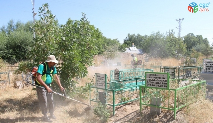 Edremit Belediyesinden mezarlık temizliği