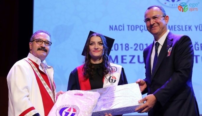 GAÜN Naci Topçuoğlu Meslek Yüksekokulu mezunlarını verdi