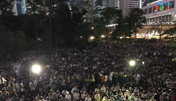 Hong Kong’da memurlar da sokaklara çıktı