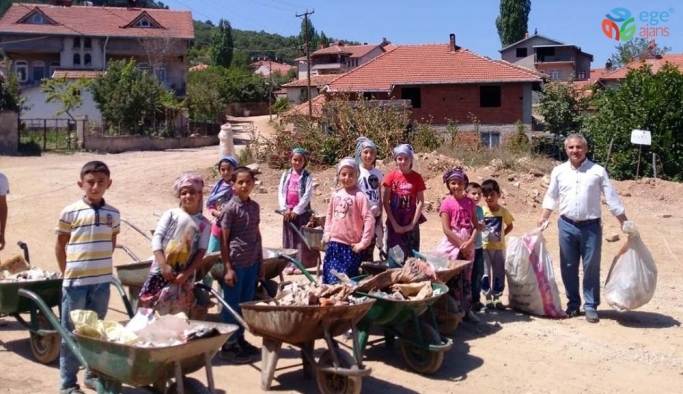 Köy Kuran Kursu öğrencilerinden çevre temizliğine destek