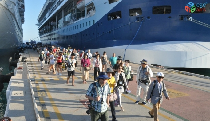 Kuşadası’na 3 gemiyle 3909 turist geldi