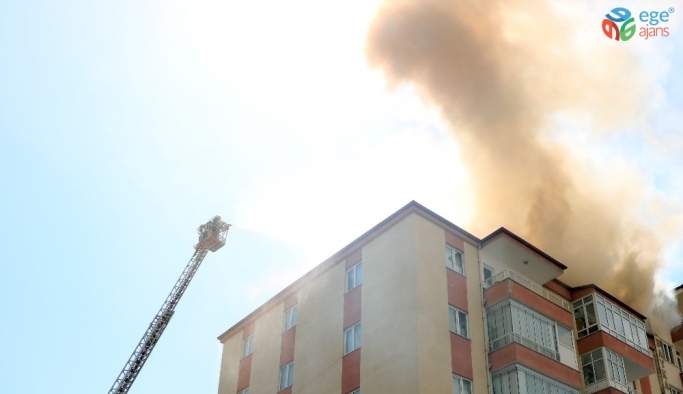 Niğde’de 7 katlı binanın çatı katında yangın