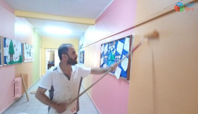 Okul müdürü ve yardımcısı boya fırçalarını eline aldı, okulu 10 bin TL’lik masraftan kurtardı