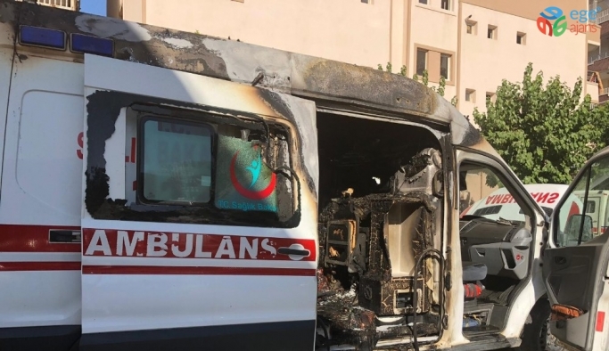 Siirt’te park halindeki ambulans alev aldı