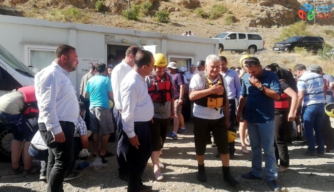 Son Başbakan Binali Yıldırım, Erzincan’da rafting yaptı