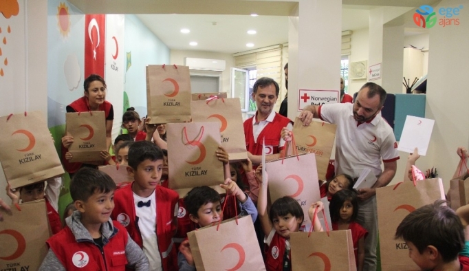 Türk Kızılay’ından çocuklara bayramlık kıyafet yardımı