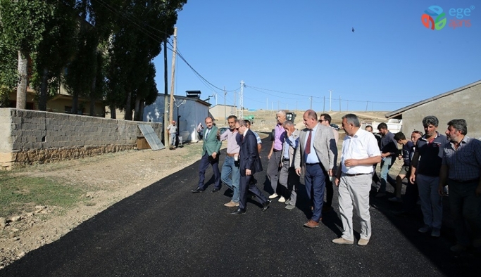 Vali Cüneyt Epcim, Danışment Köyü’nde sürdürülen asfalt çalışmalarını inceledi