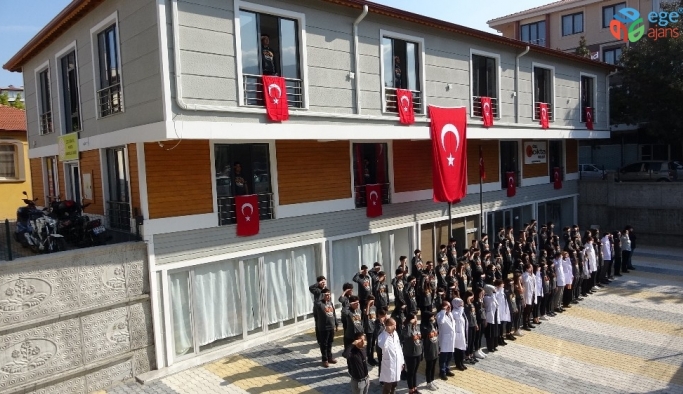 Cumhuriyetin 96. kuruluş yıl dönümünde asker selamlı İstiklal Marşı sürprizi
