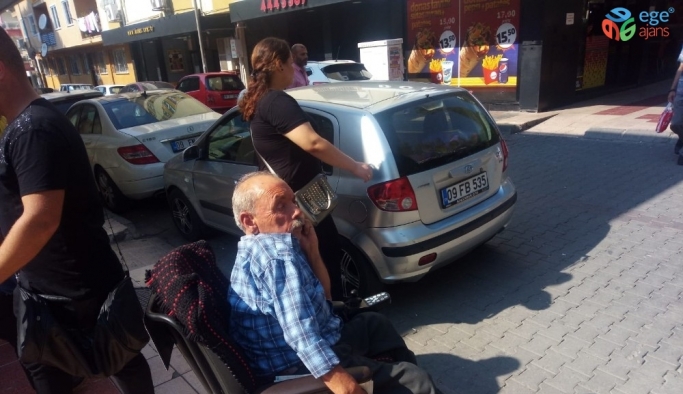 Engelli vatandaş, duyarsız sürücünün park ettiği araç nedeniyle mahsur kaldı