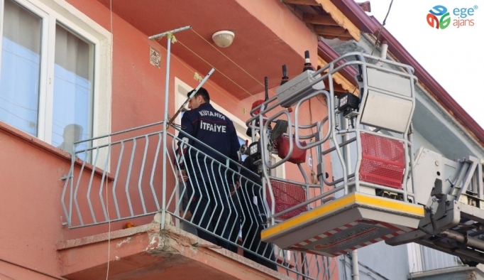 Polis ikinci kattaki eve itfaiye merdiveniyle girdi