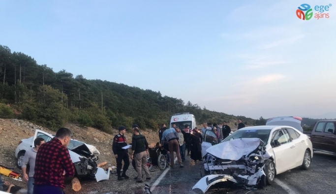 Bursa’da iki araç kafa kafaya çarpıştı, 6 kişi yaralandı