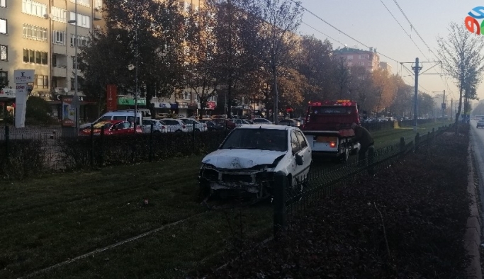 Direksiyon hakimiyeti kaybolan otomobil tramvay yoluna girdi