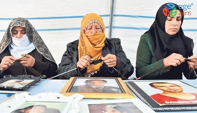 Diyarbakır anneleri Mehmetçik için atkı örüyor