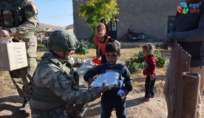 Güvenlik güçlerinden Barış Pınarı Harekatı bölgesindeki çocuklara yardım eli