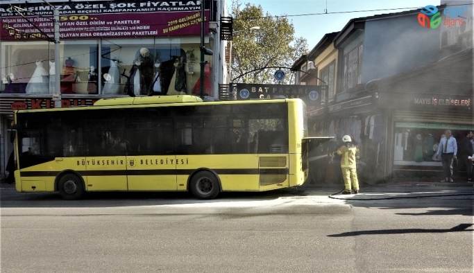 Kahraman şoför, içinde yolcularla birlikte yanan otobüsünü böyle söndürdü