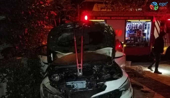 Kartal’da park halindeki otomobil yanarak küle döndü