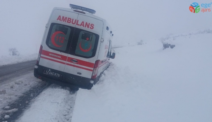 Ambulans kara saplandı, ekipler kurtardı