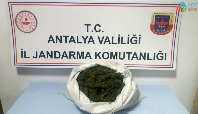 Antalya’da 3 şüpheli, 3 kilo esrarla yakalandı