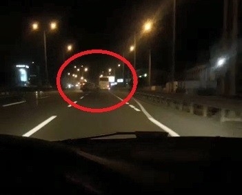 Cep telefonu ile yolda video çekerken, önündeki kazayı böyle görüntülendi