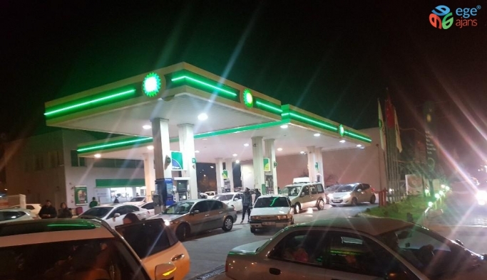 Depremden sonra vatandaşlar benzinliklere akın etti