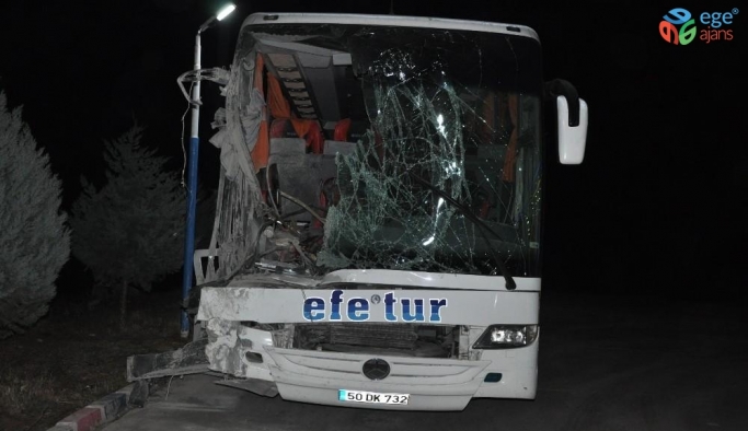 Dinar ilçesi yakınlarında otobüs kamyona arkadan çarptı: 10 yaralı