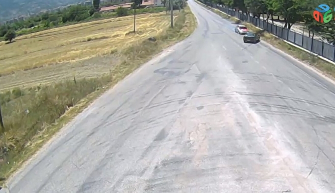 Isparta’da iki otomobilin kafa kafaya çarpışması kameralarda