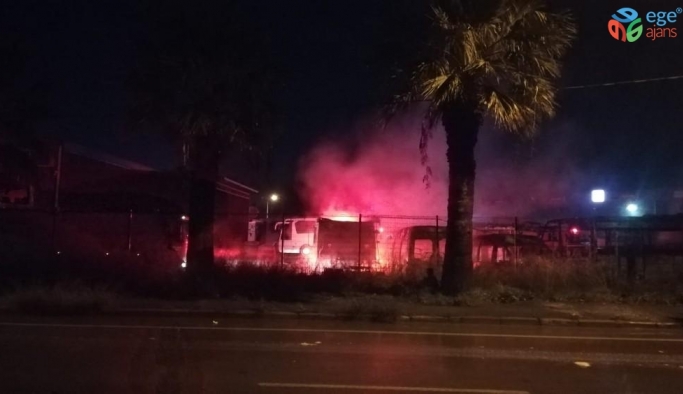 İzmir’de servis bakım alanında yangın: 6 araç yanarak küle döndü