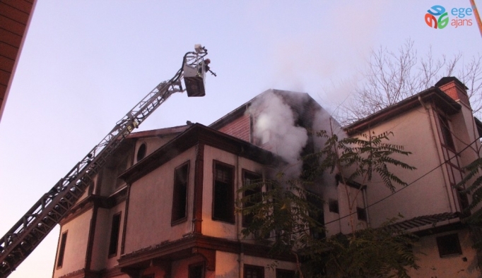 İzmit’te tarihi ahşap binada çıkan yangın büyük hasara neden oldu