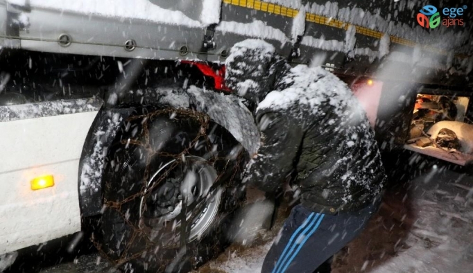 Kar yağışı ve tipi Kop Dağı Geçidi’nde ulaşımın aksamasına neden oldu