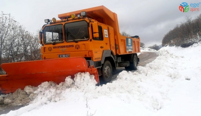 Konya Büyükşehir Belediyesi, kar ve buzlanmaya karşı 31 ilçede 24 saat görevde