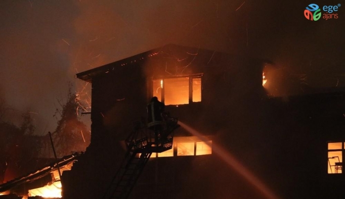 Takviye ekiplerin müdahalesiyle mobilya atölyesindeki dev yangın söndürüldü
