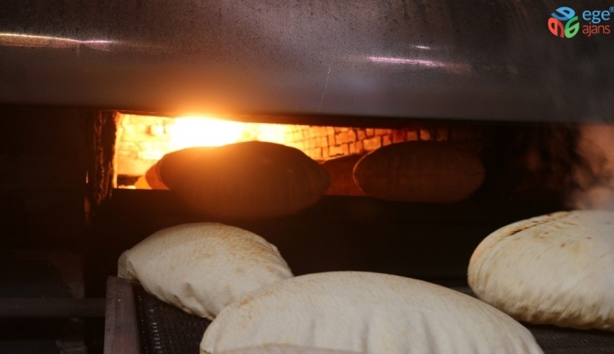 Tel Abyad’da fırından çıkan ekmekler halka bedava dağıtılıyor
