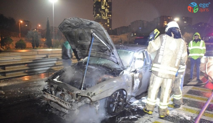 Fatih Sultan Mehmet Köprüsü girişinde otomobil alev alev yandı