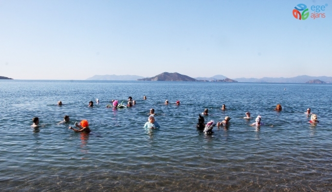 Fethiye’de yabancılar, yardım için kostümlerle denize girdi